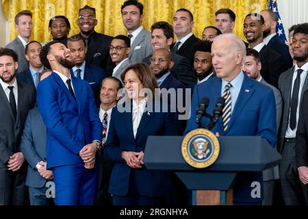 Bericht: 2022 NBA Champions Golden State Warriors besuchen das Weiße Haus (2023) – Präsident Joe Biden und Vizepräsidentin Kamala Harris begrüßen die Golden State Warriors im Weißen Haus, um ihre NBA-Meisterschaft 2022 am Dienstag, den 17. Januar 2023, im East Room zu feiern. Stockfoto