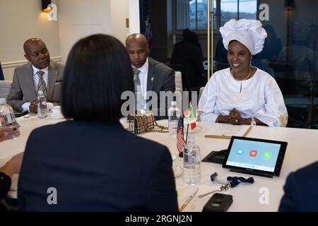 Bericht: Außenminister Alexis Taylor trifft sich am 31. Januar 2023 im United States Department of Agriculture Whitten Building mit der First Lady von Burundi, Ndayishimiye, Angeline Ndayubaha. Stockfoto