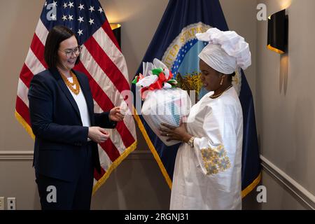 Bericht: Außenminister Alexis Taylor trifft sich am 31. Januar 2023 im United States Department of Agriculture Whitten Building mit der First Lady von Burundi, Ndayishimiye, Angeline Ndayubaha. Stockfoto