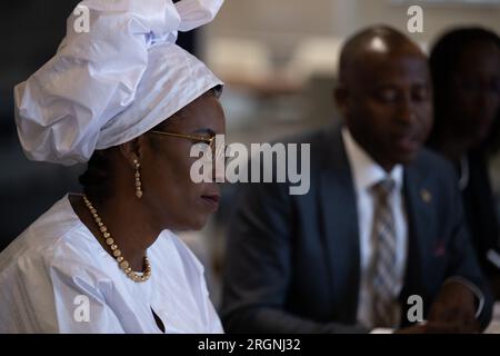 Bericht: First Lady of Burundi, Ndayishimiye, Angeline Ndayubaha bei einem Treffen mit Außenminister Alexis Taylor im United States Department of Agriculture Whitten Building am 31. Januar 2023. Stockfoto