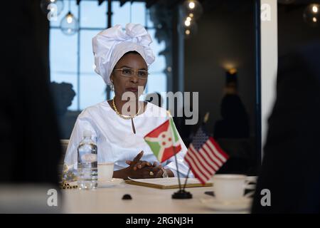 Bericht: First Lady of Burundi, Ndayishimiye, Angeline Ndayubaha bei einem Treffen mit Außenminister Alexis Taylor im United States Department of Agriculture Whitten Building am 31. Januar 2023. Stockfoto