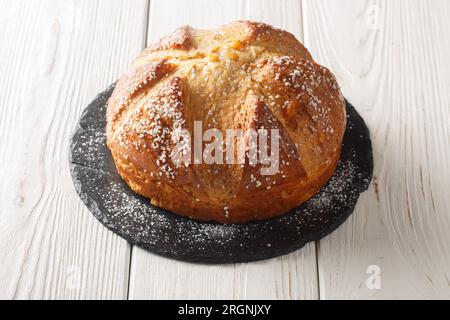nordafrikanisches und französisches süßes osterbrioche-mouna-Brot als Nahaufnahme auf einem Teller auf dem Tisch. Horizontal Stockfoto