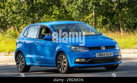 Milton Keynes, UK - Aug 10. 2023: 2015 blauer Volkswagen Polo SE TSI S-A, der auf einer englischen Landstraße fährt. Stockfoto