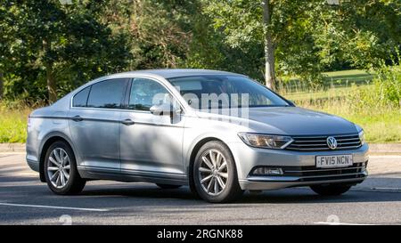 Milton Keynes, Großbritannien - Aug 10. 2023: 2015 silberner Volkswagen Passat, der auf einer englischen Landstraße fährt. Stockfoto