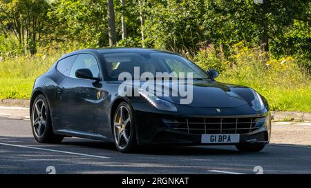 Milton Ketnes, Großbritannien - Aug 10. 2023: Schwarzer 2014 Ferrari FF V12, der auf einer englischen Landstraße fährt. Stockfoto