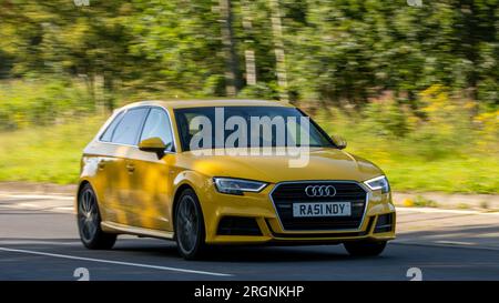 Milton Keynes, UK - Aug 10. 2023: Gelber Audi A3 2017, der auf einer englischen Landstraße fährt. Stockfoto