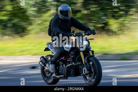 Milton Ketnes, Großbritannien - Aug 10. 2023: Mann fährt ein indisches Motorrad auf einer englischen Landstraße. Stockfoto