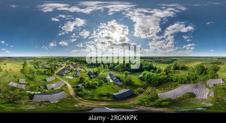 360 Grad Panorama Ansicht von 360 hdri-Panoramaaussicht über verlassenes Öko-Dorf inmitten von Wäldern in äquirechteckiger kugelförmiger Projektion. Für VR AR-Inhalte,