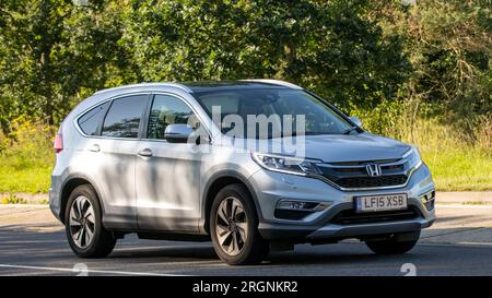 Milton Keynes, Großbritannien - August 10. 2023: Silberner Honda CR-V 2015, der auf einer englischen Landstraße fährt. Stockfoto