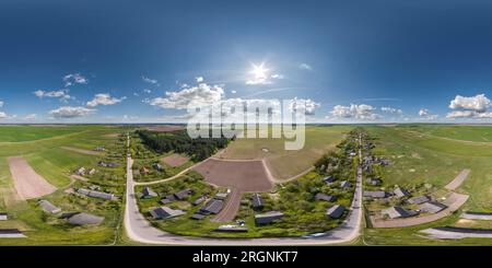 360 Grad Panorama Ansicht von Luftnahtlose kugelförmige hdri 360 Panorama-Ansicht über grünem Dorf mit privatem Bebauungssektor mit Landhäusern, langes Dorf entlang eines