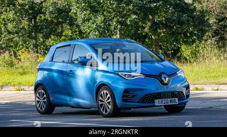 Milton Keynes, UK - Aug 10. 2023: 2020 blauer elektrischer Renault Zoe, der auf einer englischen Landstraße fährt. Stockfoto