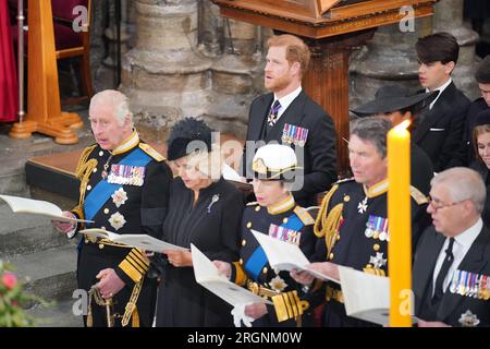 Dossier Foto vom 19/09/22 des Herzogs von Sussex (Mitte rechts), der Herzogin von Sussex (Mitte hinten), (erste Reihe, links nach rechts) König Karl III., der Königlichen Gemahlin, Prinzessin Royal, Vizeadmiral Sir Timothy Laurence und der Herzog von York während der Beerdigung von Königin Elizabeth II. in Westminster Abbey in London. Der König hat die Ernennung von Mitgliedern der königlichen Familie zum Militär geändert, da der Jahrestag des Todes der verstorbenen Königin näher rückt, mit jeweils drei zusätzlichen Rollen für den Prinzen und die Prinzessin von Wales. Ausgabedatum: Freitag, 11. August 2023. Stockfoto