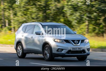 Milton Keynes, Großbritannien - Aug 10. 2023: Silberner Nissan X-Trail 2015, der auf einer englischen Landstraße fährt. Stockfoto