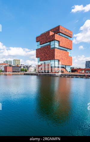 Antwerpen, Belgien - 10. Juli 2023: MAS (Museum am Bach) in Antwerpen. Modernes Gebäude, das sich im Wasser der Little Island spiegelt. Stockfoto