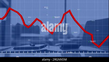 Bild der statistischen Datenverarbeitung im Vergleich zur Nahaufnahme eines Schreibtischs im Büro Stockfoto