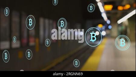 Abbildung mehrerer Bitcoin-Symbole, die gegen die verschwommene Sicht auf den Zug schweben, der an einem Bahnhof ankommt Stockfoto