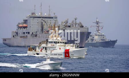 Straße Von Hormuz. 6. Aug. 2023. Ein L3 Harris Arabian Fox MAST-13 unbemanntes Überwasserschiff, Front, der U.S. Coast Guard Fast Response Cutter USCGC Charles Moulthrope (WPC 1141), das Trockenfracht- und Munitionsschiff USNS Amelia Earhart (T-AKE 6) und der Guided-Missile Destroyer USS Thomas Hudner (DDG 116) durchqueren die Straße von Hormuz, 6. August 2023. (Kreditbild: © U.S. Navy/ZUMA Press Wire) NUR REDAKTIONELLE VERWENDUNG! Nicht für den kommerziellen GEBRAUCH! Stockfoto