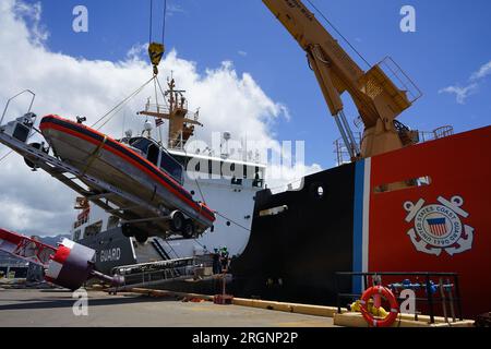 Honolulu, Hawaii, USA. 10. Aug. 2023. Küstenwache Schneider Juniper Crewmitglieder laden 29-Fuß-Boote an Bord, um sie nach Maui zu bringen, um bei der Lahaina Wildfire-Reaktion am 10. August 2023 zu helfen. Insgesamt wurden 17 Menschenleben aus dem Wasser gerettet und 40 Überlebende wurden von Küstenwache Maui Bootsteams an Land gefunden. Es gibt derzeit keine Berichte über Vermisste im Wasser, jedoch setzen die Luftwaffe der Küstenwache und die Einsatzkräfte der Oberflächenwache ihre Maßnahmen fort. Kredit: U.S. Coast Guard/ZUMA Wire/ZUMAPRESS.com/Alamy Live News Stockfoto