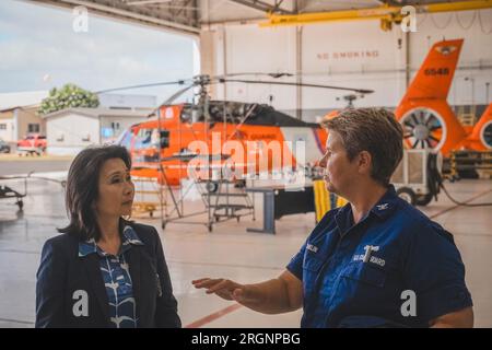 Honolulu, Hawaii, USA. 9. Aug. 2023. Lieutenant Gov. Sylvia Luke bereitet sich auf einen Flug an Bord einer Küstenwache C-130 vor, um den Brandschaden einzuschätzen und die Einsatzkräfte am 9. August 2023 aus erster Hand zu beobachten. Insgesamt wurden 17 Menschenleben aus dem Wasser gerettet und 40 Überlebende wurden von Küstenwache Maui Bootsteams an Land gefunden. Die Küstenwache hat keine Berichte über vermisste Personen im Wasser, aber die Küstenwache setzt ihre Such- und Rettungseinsätze fort. Kredit: U.S. Coast Guard/ZUMA Wire/ZUMAPRESS.com/Alamy Live News Stockfoto