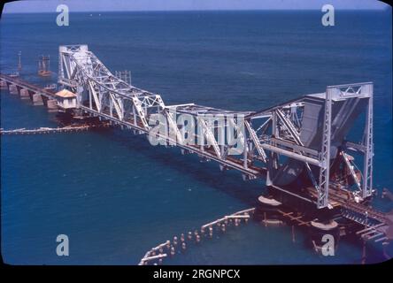 Pamban Bridge:- die 2,2 km lange Brücke, die die Rameswaram-Insel mit dem Festland verbindet, ist die längste Brücke Indiens, die über eine Bucht gebaut wurde. Sie wird auch Pamban Bridge genannt. Die Pamban Bridge ist eine Eisenbahnbrücke, die die Stadt Mandapam auf dem indischen Festland mit Rameswaram auf der Insel Pamban verbindet. Eröffnung am 24. Februar 1914 Stockfoto