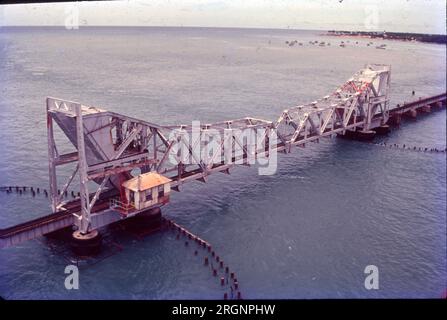 Pamban Bridge:- die 2,2 km lange Brücke, die die Rameswaram-Insel mit dem Festland verbindet, ist die längste Brücke Indiens, die über eine Bucht gebaut wurde. Sie wird auch Pamban Bridge genannt. Die Pamban Bridge ist eine Eisenbahnbrücke, die die Stadt Mandapam auf dem indischen Festland mit Rameswaram auf der Insel Pamban verbindet. Eröffnung am 24. Februar 1914 Stockfoto