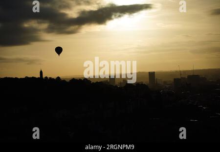 Ein Heißluftballon über Bristol während des Aufstiegs auf der Bristol International Balloon Fiesta 2023. Foto: Freitag, 11. August 2023. Stockfoto