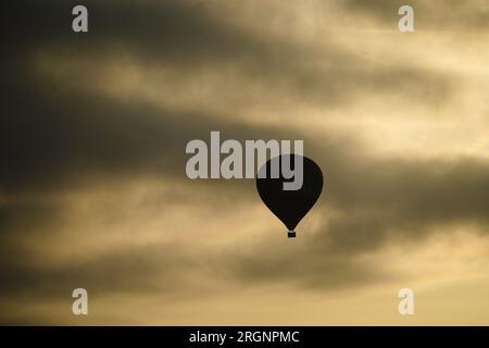 Ein Heißluftballon über Bristol während des Aufstiegs auf der Bristol International Balloon Fiesta 2023. Foto: Freitag, 11. August 2023. Stockfoto