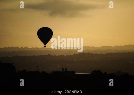 Ein Heißluftballon über Bristol während des Aufstiegs auf der Bristol International Balloon Fiesta 2023. Foto: Freitag, 11. August 2023. Stockfoto