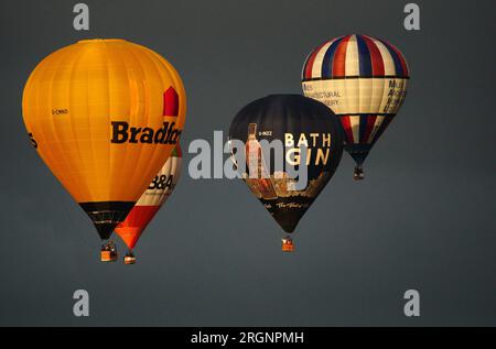 Heißluftballons über Bristol während des Massenaufstiegs bei der Bristol International Balloon Fiesta 2023. Foto: Freitag, 11. August 2023. Stockfoto