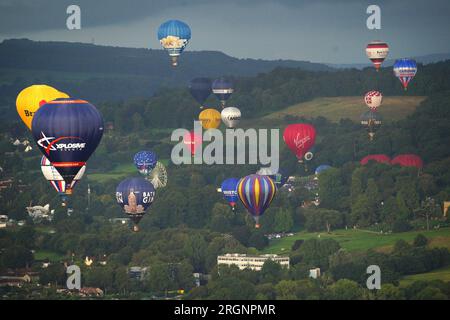 Heißluftballons über Bristol während des Massenaufstiegs bei der Bristol International Balloon Fiesta 2023. Foto: Freitag, 11. August 2023. Stockfoto