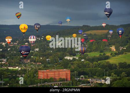 Heißluftballons über Bristol während des Massenaufstiegs bei der Bristol International Balloon Fiesta 2023. Foto: Freitag, 11. August 2023. Stockfoto