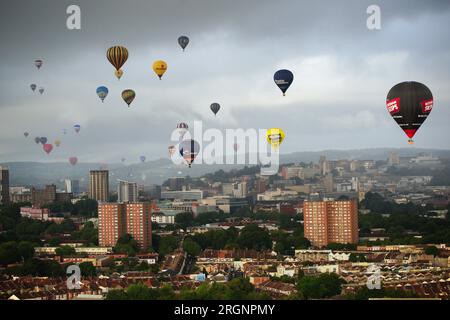Heißluftballons über Bristol während des Massenaufstiegs bei der Bristol International Balloon Fiesta 2023. Foto: Freitag, 11. August 2023. Stockfoto
