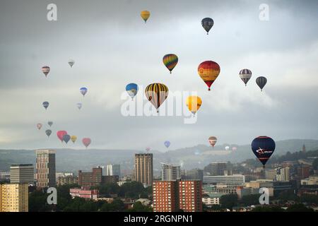 Heißluftballons über Bristol während des Massenaufstiegs bei der Bristol International Balloon Fiesta 2023. Foto: Freitag, 11. August 2023. Stockfoto