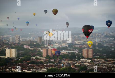 Heißluftballons über Bristol während des Massenaufstiegs bei der Bristol International Balloon Fiesta 2023. Foto: Freitag, 11. August 2023. Stockfoto