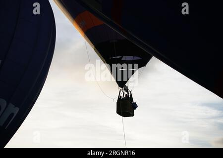 Heißluftballons über Bristol während des Massenaufstiegs bei der Bristol International Balloon Fiesta 2023. Foto: Freitag, 11. August 2023. Stockfoto