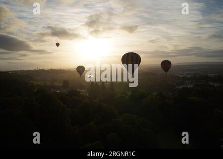Heißluftballons über Bristol während des Massenaufstiegs bei der Bristol International Balloon Fiesta 2023. Foto: Freitag, 11. August 2023. Stockfoto