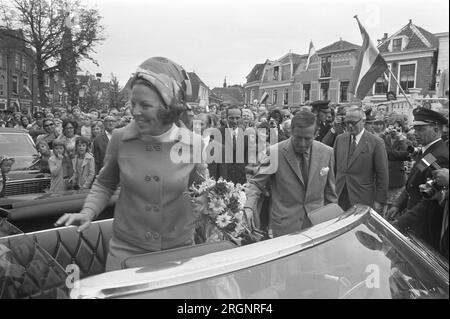 Arbeitsbesuch von Prinzessin Beatrix und Prinz Claus in der Provinz Utrecht, Beatrix und Claus Unternehmen Sie einen Spaziergang durch Oudewater; ca. August 1972 Stockfoto