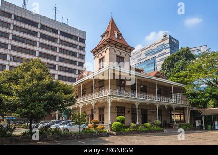 12. Juli 2023: Stroom Coffee und PLN Disjaya Office Tower in Jakarta, indonesien. Dieses historische Gebäude war das Firmenbüro von Dutch Electric C. Stockfoto