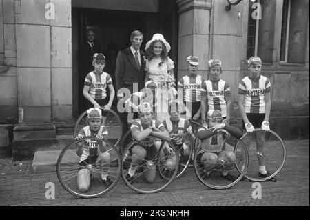 Radfahrer Leijn Loevesijn heiratet Ineke Vink im Stadhuis Amsterdam; ca. August 1972 Stockfoto