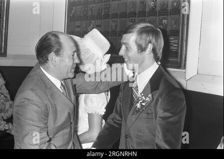 Radfahrer Leijn Loevesijn heiratet Ineke Vink im Stadhuis Amsterdam; ca. August 1972 Stockfoto