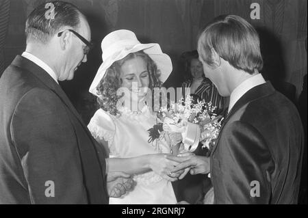 Der Radfahrer Leijn Loevesijn heiratet Ineke Vink im Amsterdamer Rathaus, Stadtrat Verhey mit dem Brautpaar Ca. August 1972 Stockfoto