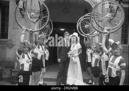 Radfahrer Leijn Loevesijn heiratet Ineke Vink im Stadhuis Amsterdam; ca. August 1972 Stockfoto