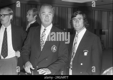 Abfahrt der niederländischen Nationalmannschaft von Schiphol nach Prag, Fadrho (links) und Swart; ca. August 1972 Stockfoto