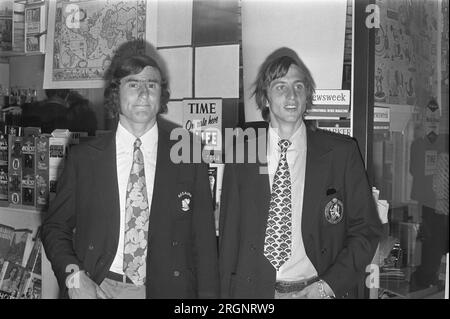 Abfahrt der niederländischen Nationalmannschaft von Schiphol nach Prag, Sjaak Swart (links) und Johan Cruijff Ca. August 1972 Stockfoto