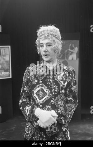 Albert Mol, gekleidet als Frau in einer Fernsehsendung, Ein Star wird geboren. 30. August 1972 Stockfoto