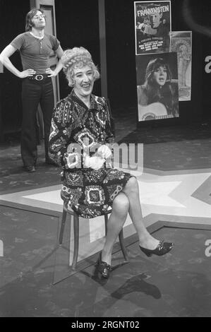 Albert Mol, gekleidet als Frau in einer Fernsehsendung, Ein Star wird geboren. 30. August 1972 Stockfoto