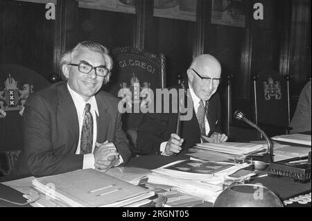 Der Stadtrat von Amsterdam trifft sich über Fremdenverkehrsabgabe, Stadtrat Polak und Bürgermeister Samkalden; ca. August 1972 Stockfoto