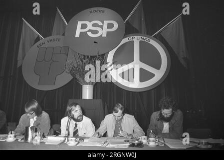 PSP-Kongress in Amsterdam, Parteivorsitzender Piet Burggraaf (zweiter von links) ca. 1972 Stockfoto