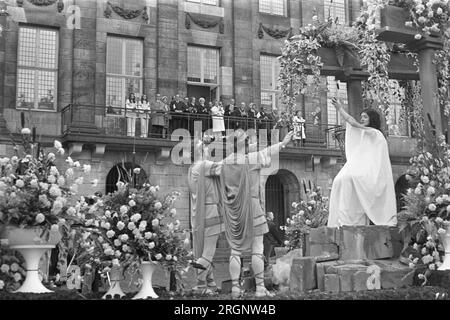 Königin Juliana und Prinzessin Gracia von Monaco beobachten die Blumenparade vom Balkon des Königlichen Palastes, Floßpassagen am Palast Datum: September 1972 Stockfoto