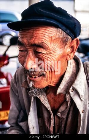 Porträt eines alten, zerknitterten Chinesen, Peking, China Stockfoto